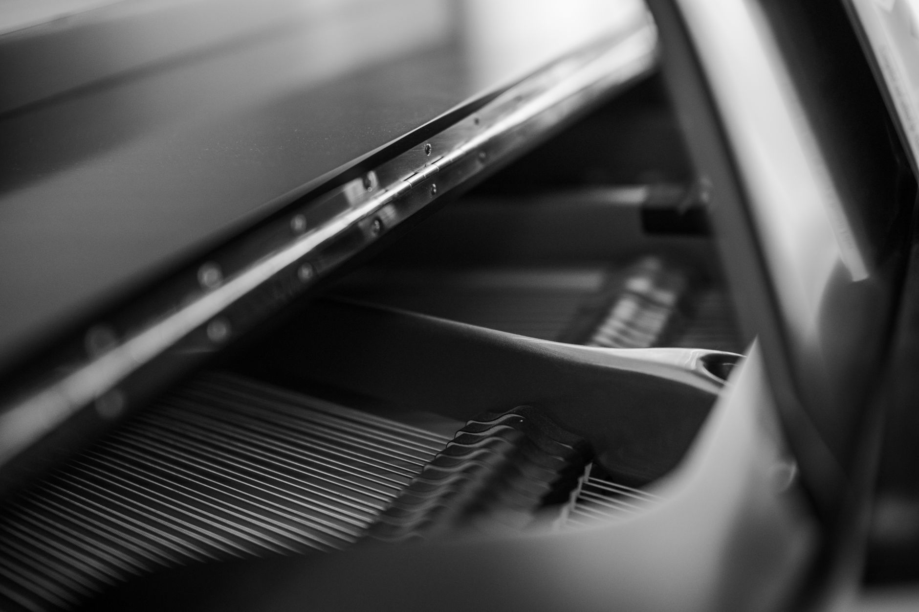 Ladicí klíč na ladicích kolících pianina